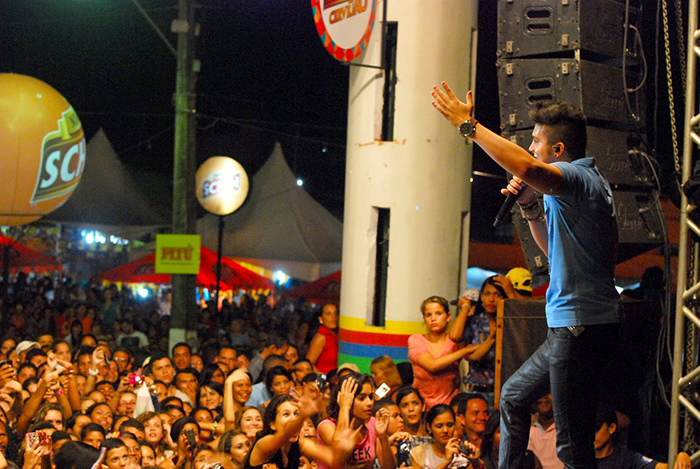 Luan Santana dança agarradinho com fã em Pernambuco