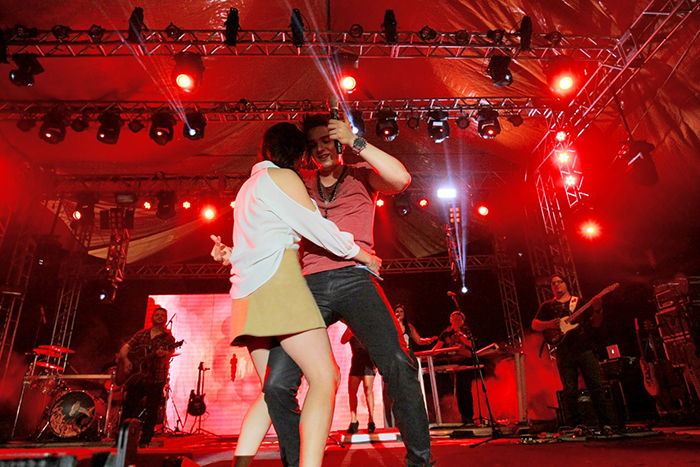 Luan Santana dança agarradinho com fã em Pernambuco