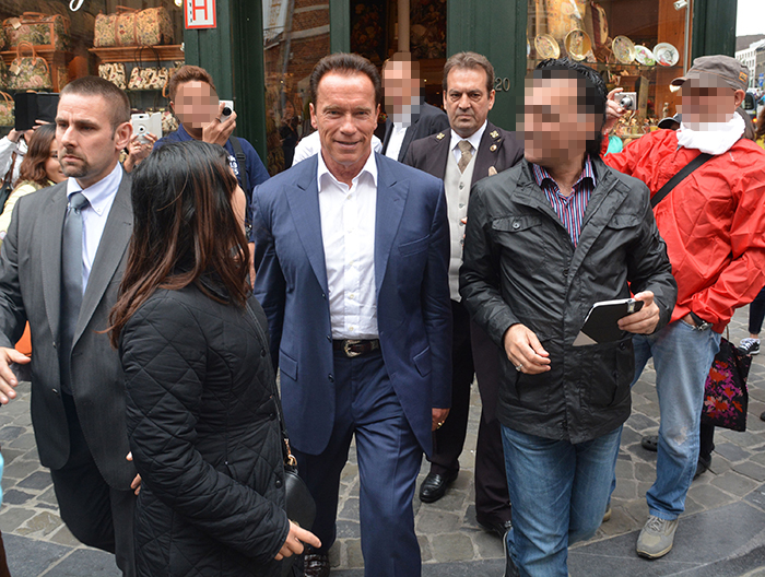 Schwarzenegger faz compras em Bruxelas após discurso sobre meio ambiente