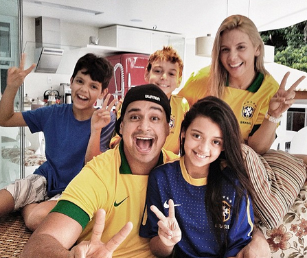 Com os filhos, Carla Perez e Xanddy comemoram vitória do Brasil