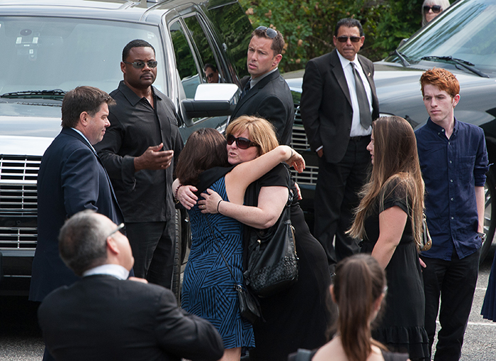 Membros do elenco de Família Soprano se reúnem para o funeral de James Gandolfini, em NY