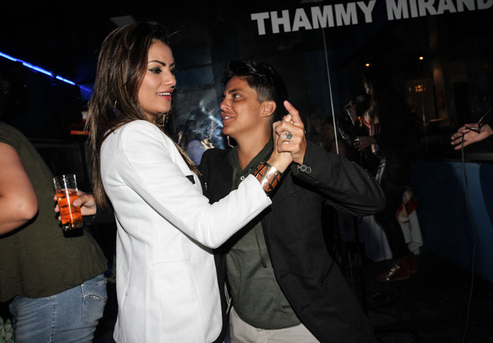 Com limusine e champanhe, Thammy inaugura sala de karaokê com seu nome