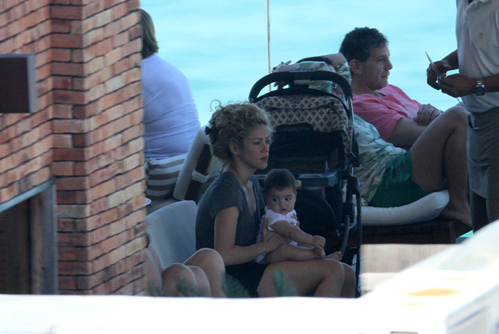 Antes do jogo de Piqué, Shakira curte piscina com o filho