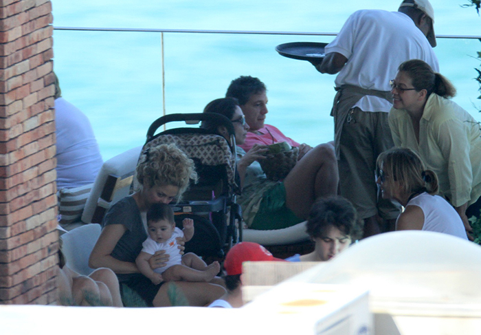 Antes do jogo de Piqué, Shakira curte piscina com o filho
