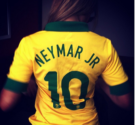 Irmã posa com a camisa de Neymar