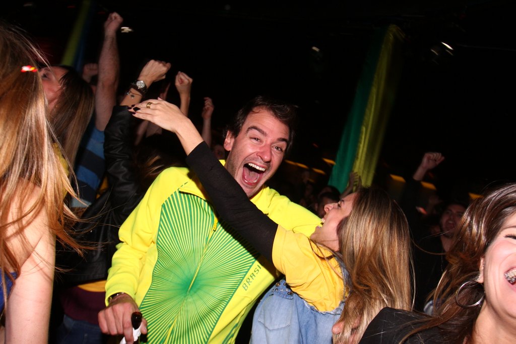 Thiago Martins comemora vitória do Brasil em evento em SP