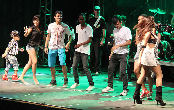 Anitta dança com fãs em show em Belém