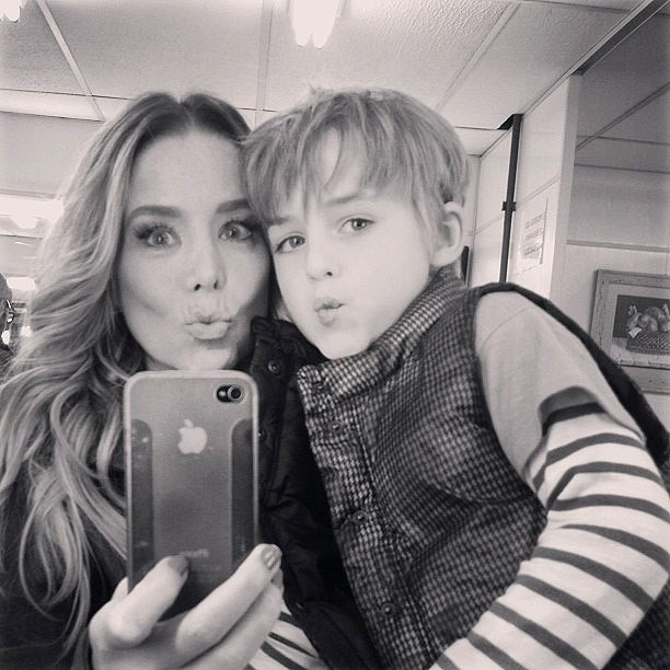 Noah acompanha a mãe, Dani Winits no trabalho e manda beijo em rede social