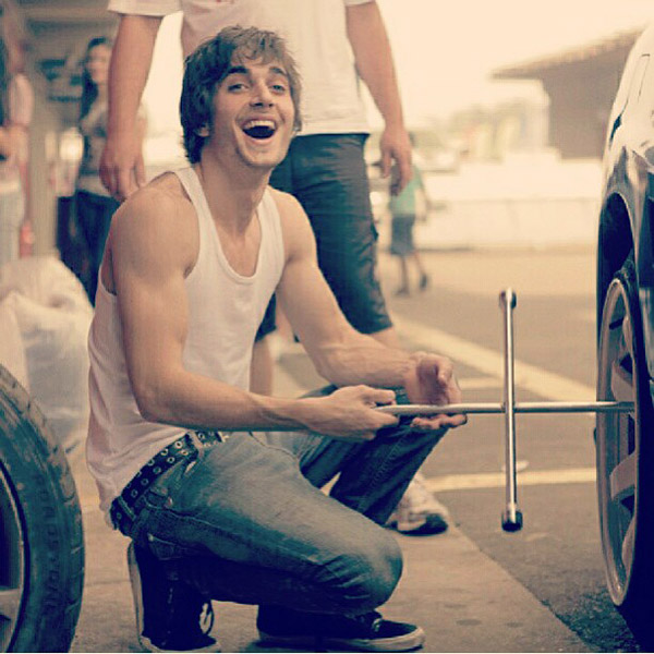 Fiuk troca o pneu de seu carro: “O importante é ser feliz..." 