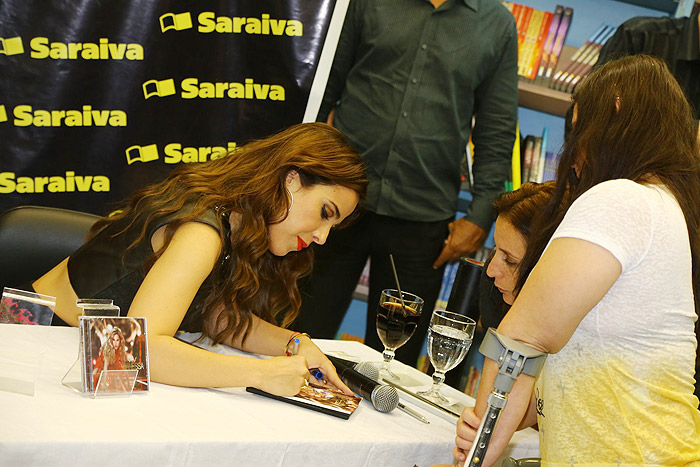 Wanessa vai à sessão de autógrafos em shopping carioca com blusa ousada
