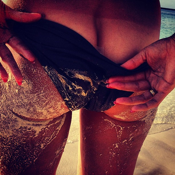 De biquíni, Heidi Klum mostra parte do bumbum em praia