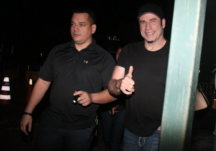 John Travolta esbanja simpatia em sua chegada ao Rio de Janeiro