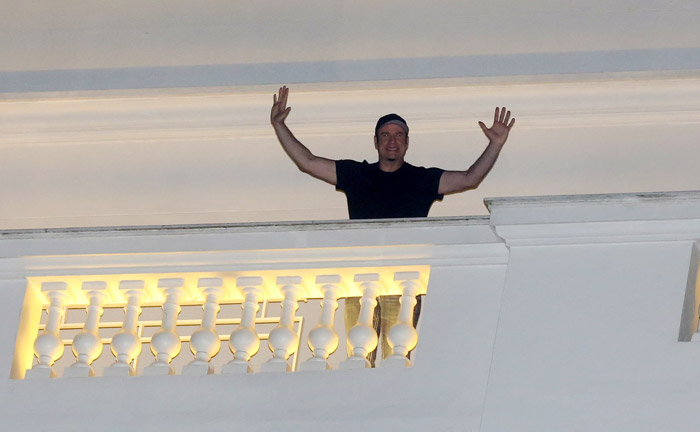 John Travolta esbanja simpatia em sua chegada ao Rio de Janeiro