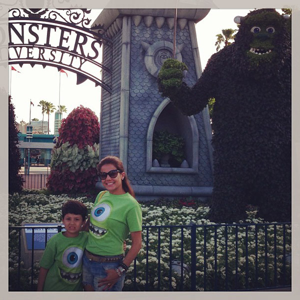 Nívea Stelmann curte férias na Disney com o filho