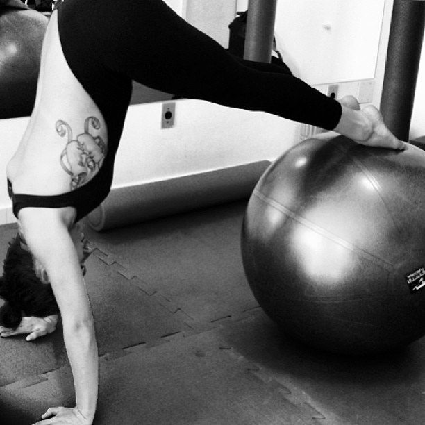 Ísis Valverde aproveita a tarde para se exercitar