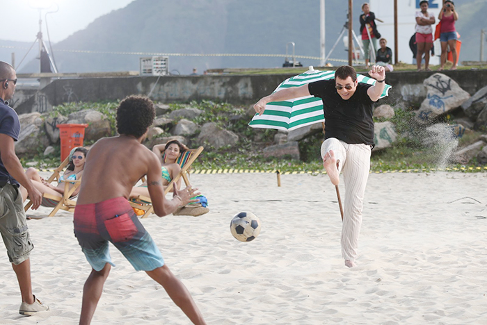John Travolta joga bola em gravação de comercial no Rio