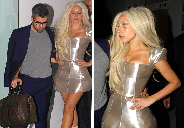 Lady Gaga vai a exposição fotógrafica com vestido metálico curto