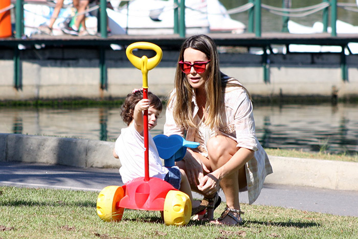 Fernanda Pontes leva a filha para passear de carrinho em parque