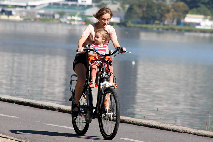 Betty Gofman passeia de bicicleta com suas gêmeas no Rio 