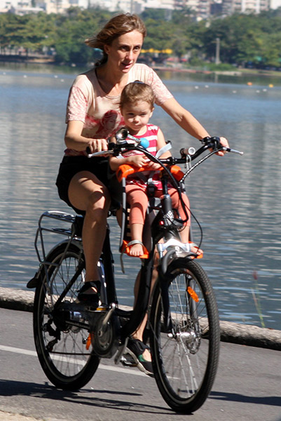 Betty Gofman passeia de bicicleta com suas gêmeas no Rio 