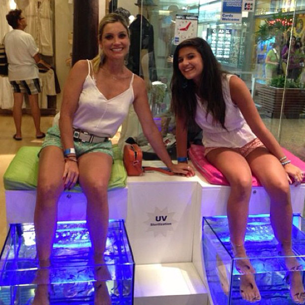 Flávia Alessandra e a filha fazem esfoliação nos pés com peixinhos