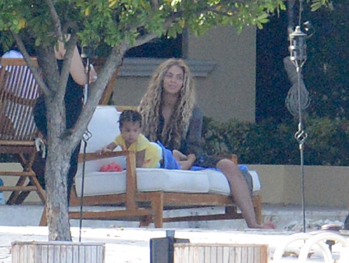 Beyoncé se diverte com a filha Blue Ivy à beira da piscina