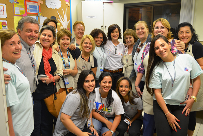 Regiane Alves visita instituição de combate ao câncer infanto-juvenil