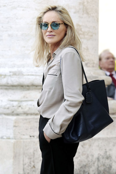 Sharon Stone usa óculos excêntrico em set de filmagem de seu novo filme