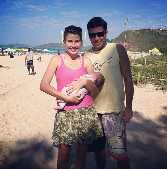 Debby Lagranha leva a filha para um passeio em praia de Búzios