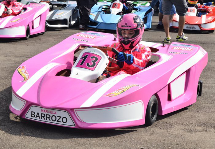 Fernanda Pontes tem foto das filhas no capacete e kart rosa em corrida