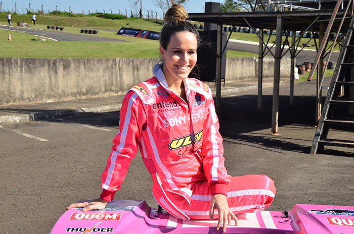 Fernanda Pontes tem foto das filhas no capacete e kart rosa em corrida
