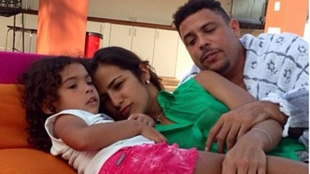 Namorada de Ronaldo tem seu momento madrasta boa em Ibiza