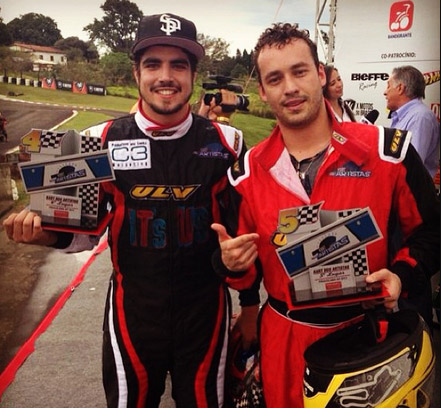 Caio Castro e Rodrigo Andrade posam com seus troféus em corrida de kart