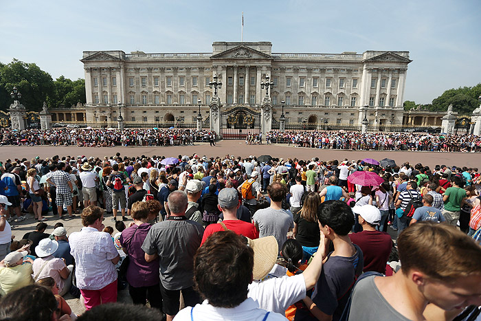Milhares de pessoas aguardam a notícia do nascimento no Palácio de Buckingham