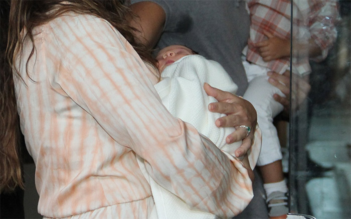 Juliana Paes deixa a maternidade com os dois filhos e o marido