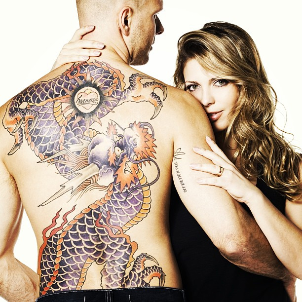 Sheila Mello posta foto exibindo nova tatuagem enorme do marido