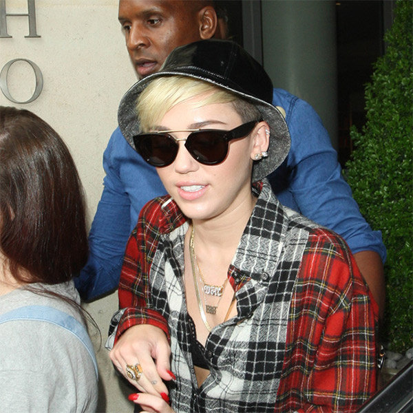 Miley Cyrus brinca ao dizer que faria uma tatuagem de Chris Brown na bochecha