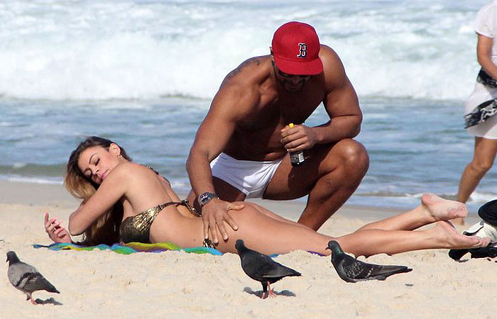 Gustavo Slayer e Manoela Stoltz vivem clima de romance na praia