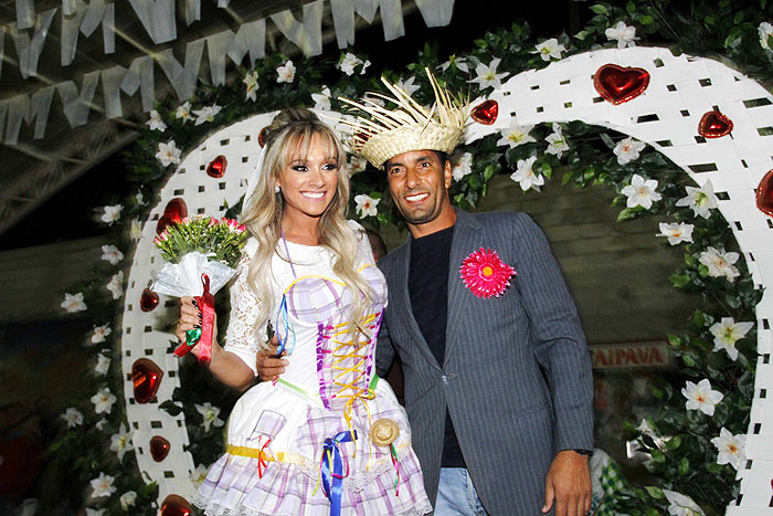 Juju Salimeni e Edmundo “casam” em arraial da Mancha Verde