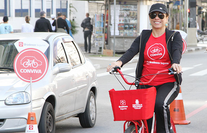 Cissa Guimarães anda de bike com Giuseppe Oristanio na Av. Paulista