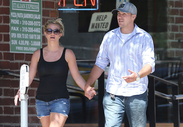 De shortinho, Britney Spears passeia com o namorado na Califórnia
