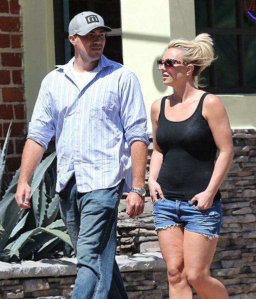 De shortinho, Britney Spears passeia com o namorado na Califórnia