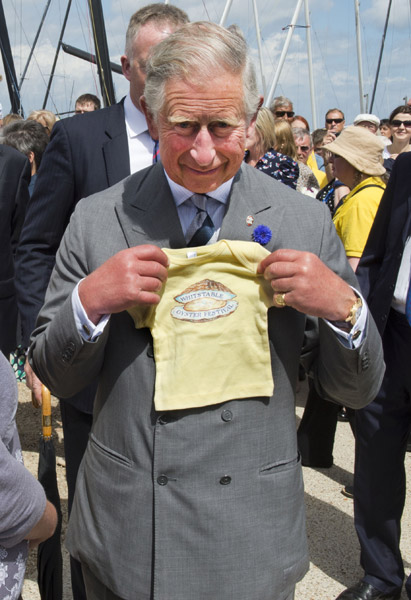  Príncipe Charles mostra roupinha que ganhou para o neto