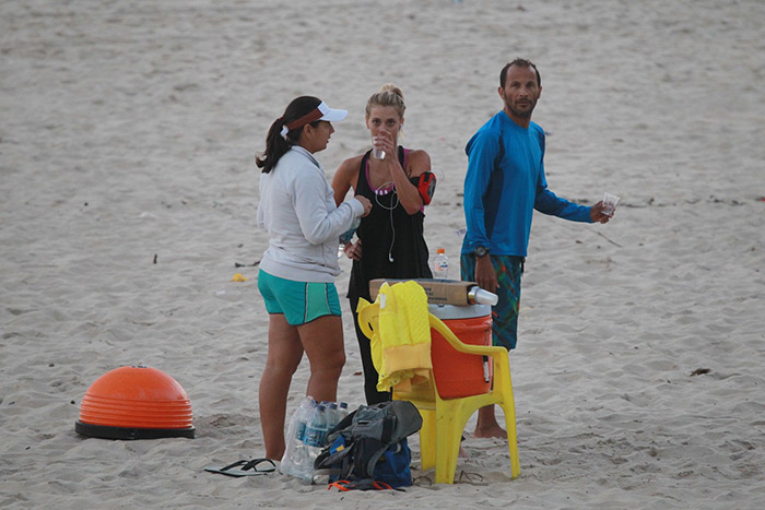 Carolina Dieckmann faz treino intenso em praia carioca