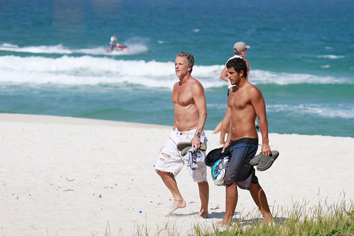 Marcello Novaes pega praia com o filho mais velho
