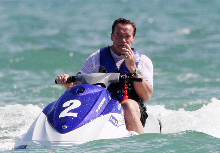 Arnold Schwarzenegger se diverte com jet-ski no dia de seu aniversário