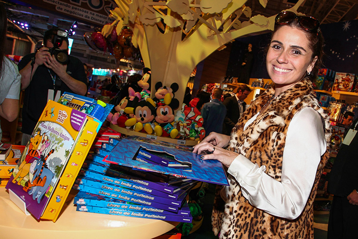 Giovanna Antonelli se diverte em feira da Disney, em SP