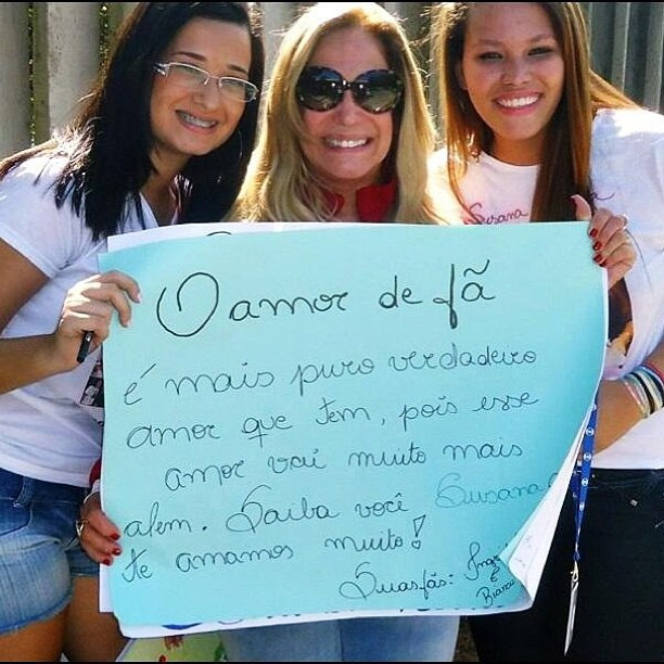 Susana Vieira recebe declaração de fãs na porta do Projac