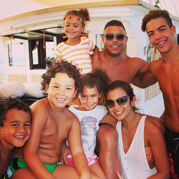 Ronaldo curte momento descontraído com filhos e namorada
