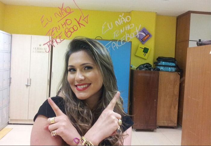 Lívia Andrade alerta sobre perfis falsos em rede social